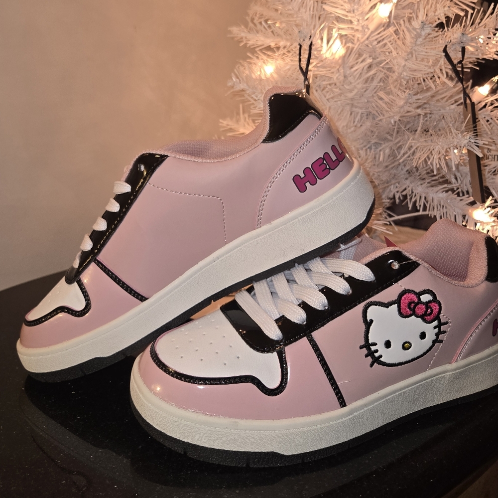 New Women's Hello Kitty Sneakers 8